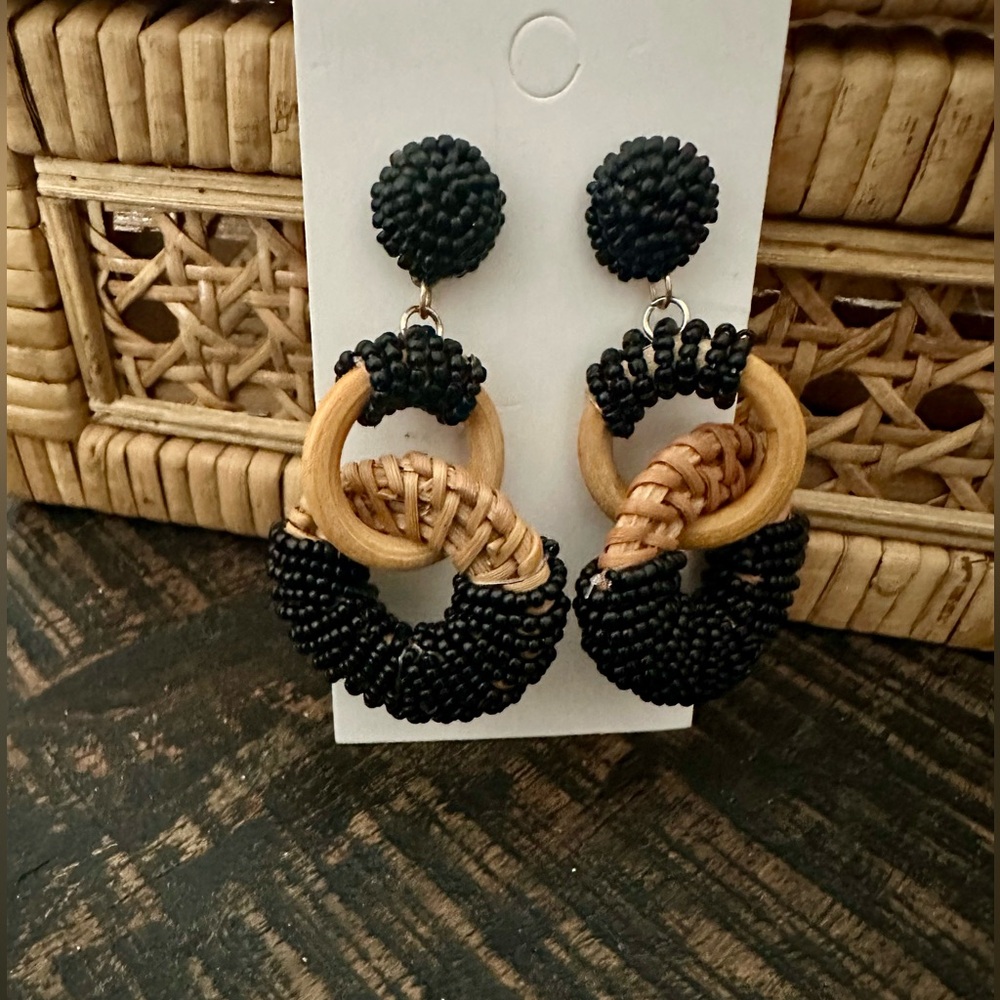 NWT BEAUTIFUL SEED BEAD & RATTAN BLACK & NATURAL